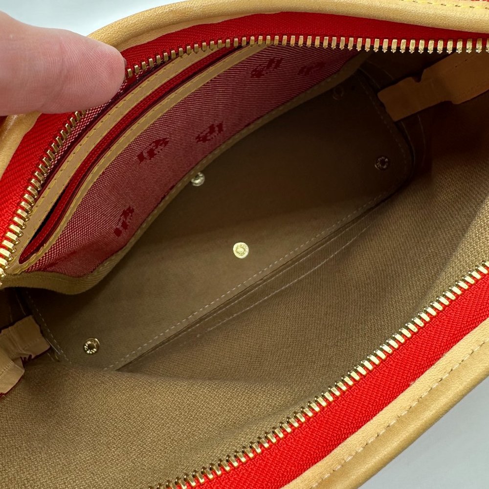 ⭐️⭐️SOLD⭐️⭐️ Dooney & Bourke Signature Canvas/Leather Shoulder Tote - Picture 15 of 15